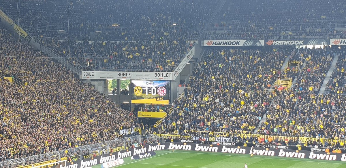 westline_de's tweet photo. 1:0 führt der BVB zur Pause gegen Düsseldorf. Seid ihr mit dem bisherigen Auftritt der Mannschaft zufrieden? #BVBF95 #BorussiaDortmund #FortunaDüsseldorf #Bundesliga https://t.co/QrVdyJI67V