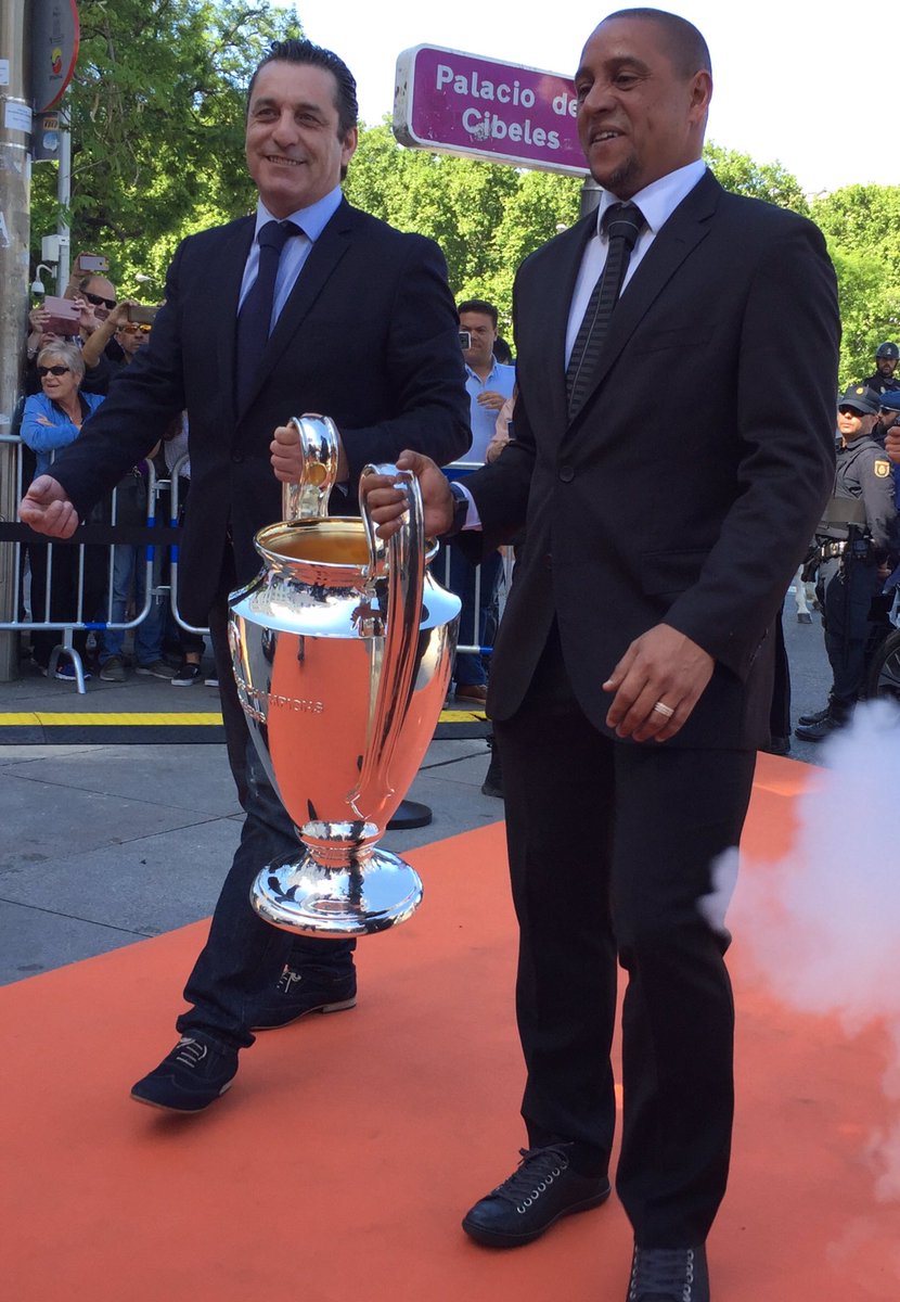 Manusevillap's tweet photo. Los exjugadores del @realmadrid 
@Oficial_RC3 y @Atleti @PauloFutre , respectivamente, entregan como embajadores de la   @ChampionsLeague a la alcaldesa @ManuelaCarmena la copa de la @LigadeCampeones cuya final se disputa en el @Metropolitano el 1 de junio @MADRID @Visita_Madrid https://t.co/pfkxVBDEmt
