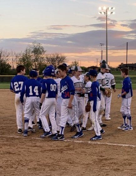 IL_Dodgers's tweet photo. 12U Dodgers shaking hands after a hard fought 13-9 W in game 1 over the Bartlett Silver Hawks in the @GameDayUSA1 Silver Series in Elgin. @IllinoisIndians https://t.co/LlNbf7dv4h