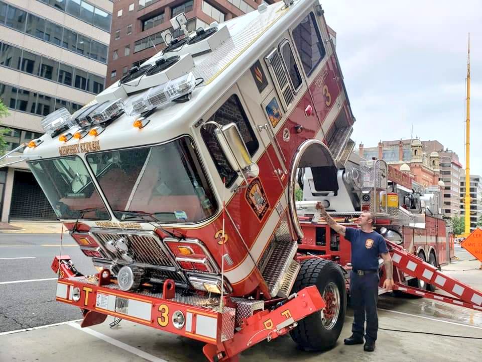 dcfireems's tweet photo. It's time for a little Spring cleaning and maintenance, and that's what's happening this Saturday morning at #DCsBravest Engine 16 and Tower 3 in our Franklin Square firehouse. https://t.co/OQnx59JUUk