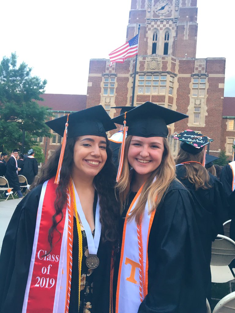 MiraMigovich's tweet image. 10 years of friendship and two graduations together 💕 #utgrad19