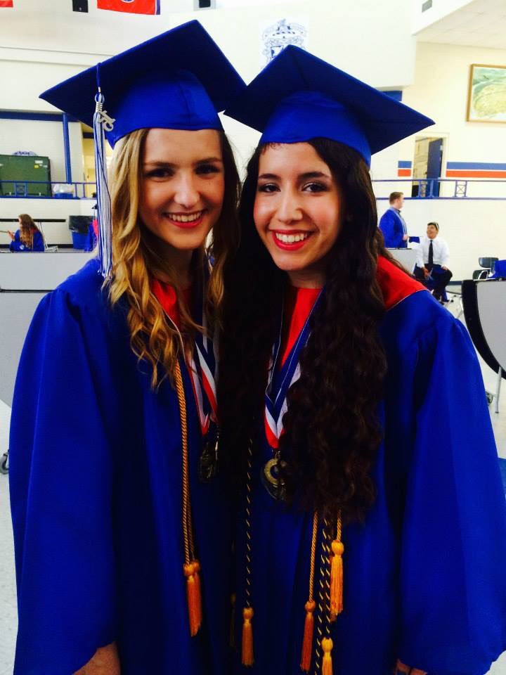 MiraMigovich's tweet image. 10 years of friendship and two graduations together 💕 #utgrad19