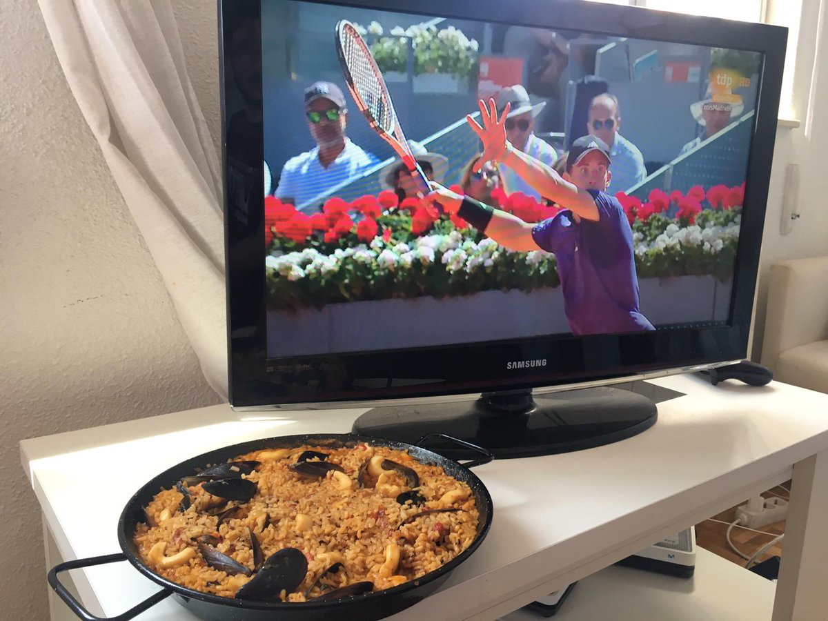 pitupitera's tweet photo. #TenisMadridRTVE Hola Álex, ¿por qué la pelota va más rápida en una pista cerrada que al aire libre? ¿Por qué a Nadal le cuesta ganar indoor? Aquí estamos, disfrutando con el tenis. Gracias fenómeno. https://t.co/uaLdKQQeBS