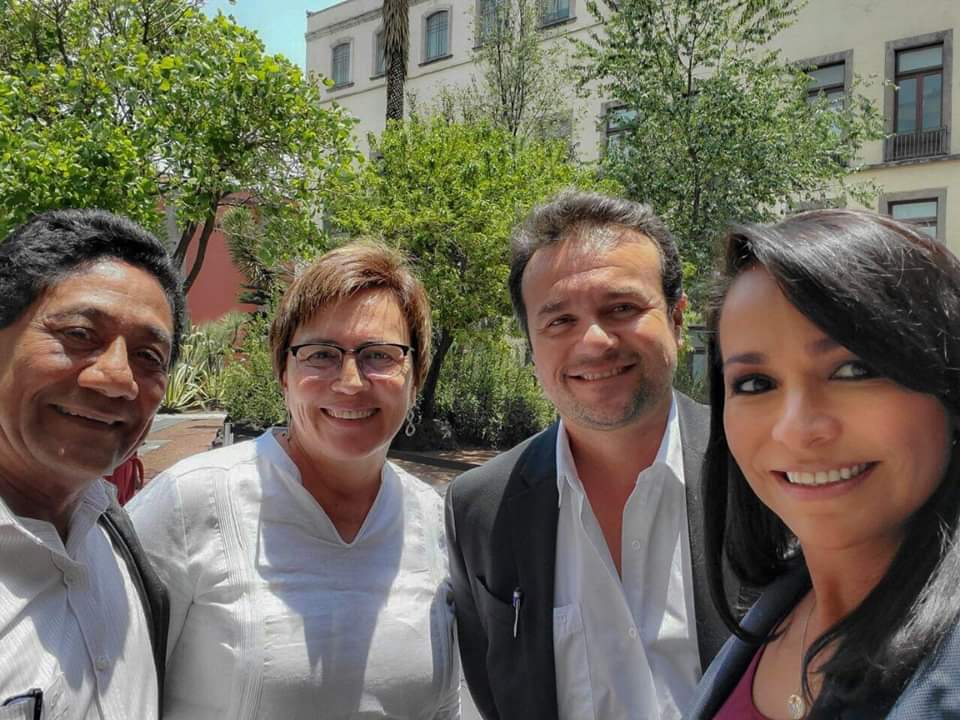 LauraBeristain's tweet photo. Soluciones de corto, mediano y largo plazo en atención integral al sargazo, afecta 30 países del Caribe, seguimos recogiendo 100 toneladas al día #PlayaDelCarmen y revisamos con @CarlosUrzuaSHCP y @AlfonsoDurazo @CarlosJoaquin recursos para mantener playas limpias @lopezobrador_ https://t.co/40yZaHPAky