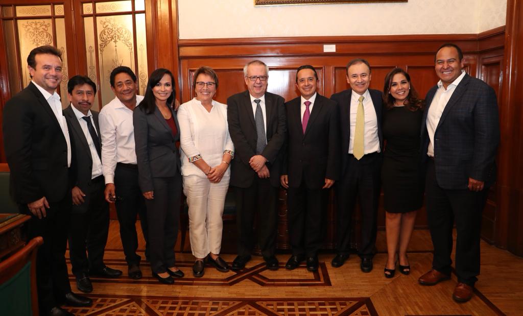 LauraBeristain's tweet photo. Soluciones de corto, mediano y largo plazo en atención integral al sargazo, afecta 30 países del Caribe, seguimos recogiendo 100 toneladas al día #PlayaDelCarmen y revisamos con @CarlosUrzuaSHCP y @AlfonsoDurazo @CarlosJoaquin recursos para mantener playas limpias @lopezobrador_ https://t.co/40yZaHPAky