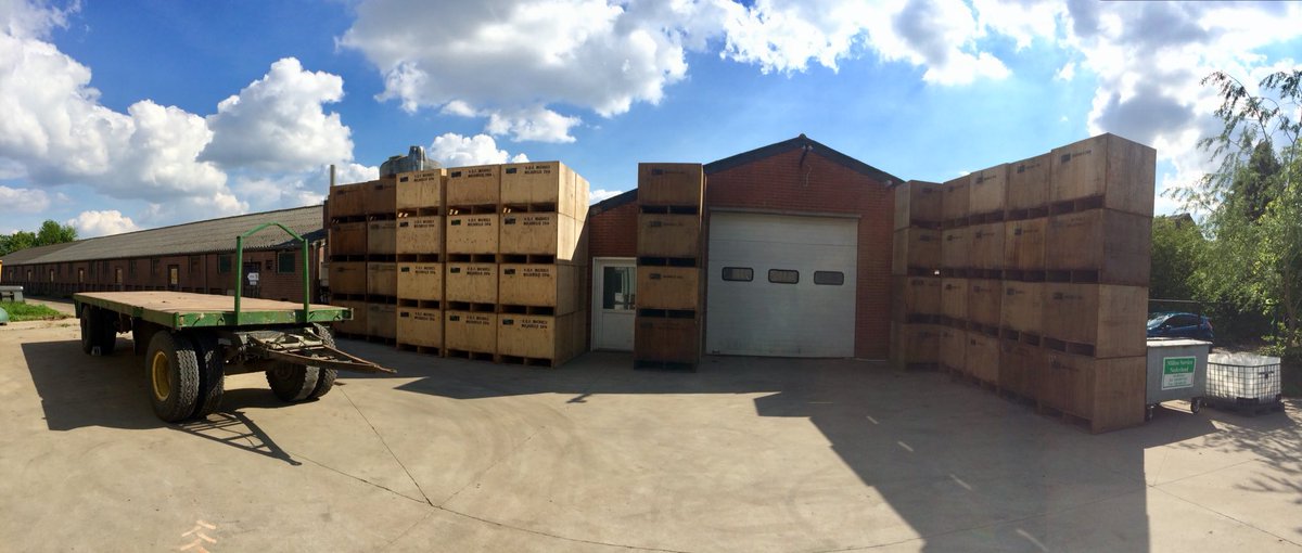 En het erf staat weer aardig vol met lege kuubskisten... stukje i#kringloop binnen ons bedrijf. Eigen plantmateriaal produceren, de mest van de varkens zorgt voor een voedzame aanvulling op de akkers en de planten geven niet alleen bloempjes voor de bijtjes maar ook blije mensen