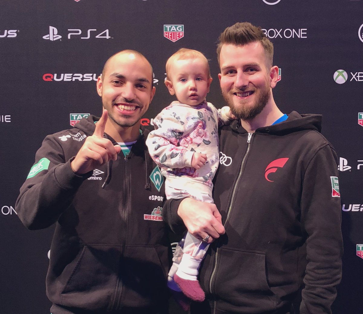 Official_STYLO's tweet photo. ✅ TAG 1 - Virtual Bundesliga Grand Final 2019
Mit 9pkt. konnte ich die Gruppe als 2. beenden und stehe somit in der KO Phase.
Morgens gehts dann weiter 💪💪
Support von euch und von meiner Family ist auch am Start 😍🔥#TeamSTYLO.
(Btw. Mo steht auch im 8el Finale) 😊 https://t.co/uM8oa0CqLM