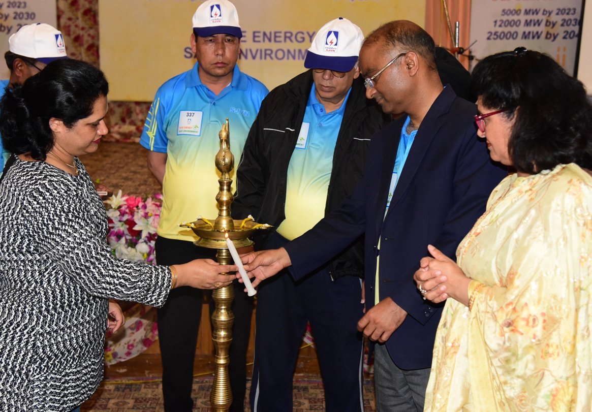 SjvnLimited's tweet photo. एसजेवीएन ने अपनी स्थापना के 32वें वर्ष के अवसर पर आयोजित विभिन्न कार्यक्रमों की शुरूआत में आज शिमला में “ऊर्जा बचाओ पर्यावरण बचाओ” का संदेश   सर्वसाधारण तक पहुंचाने के लिए एक मिनी मैराथन का आयोजन किया ।  जिसमें एसजेवीएन के कर्मचारियों और उनके परिजनों ने बढ चढ कर हिस्सा लिया। https://t.co/fDLCeUK1Uf