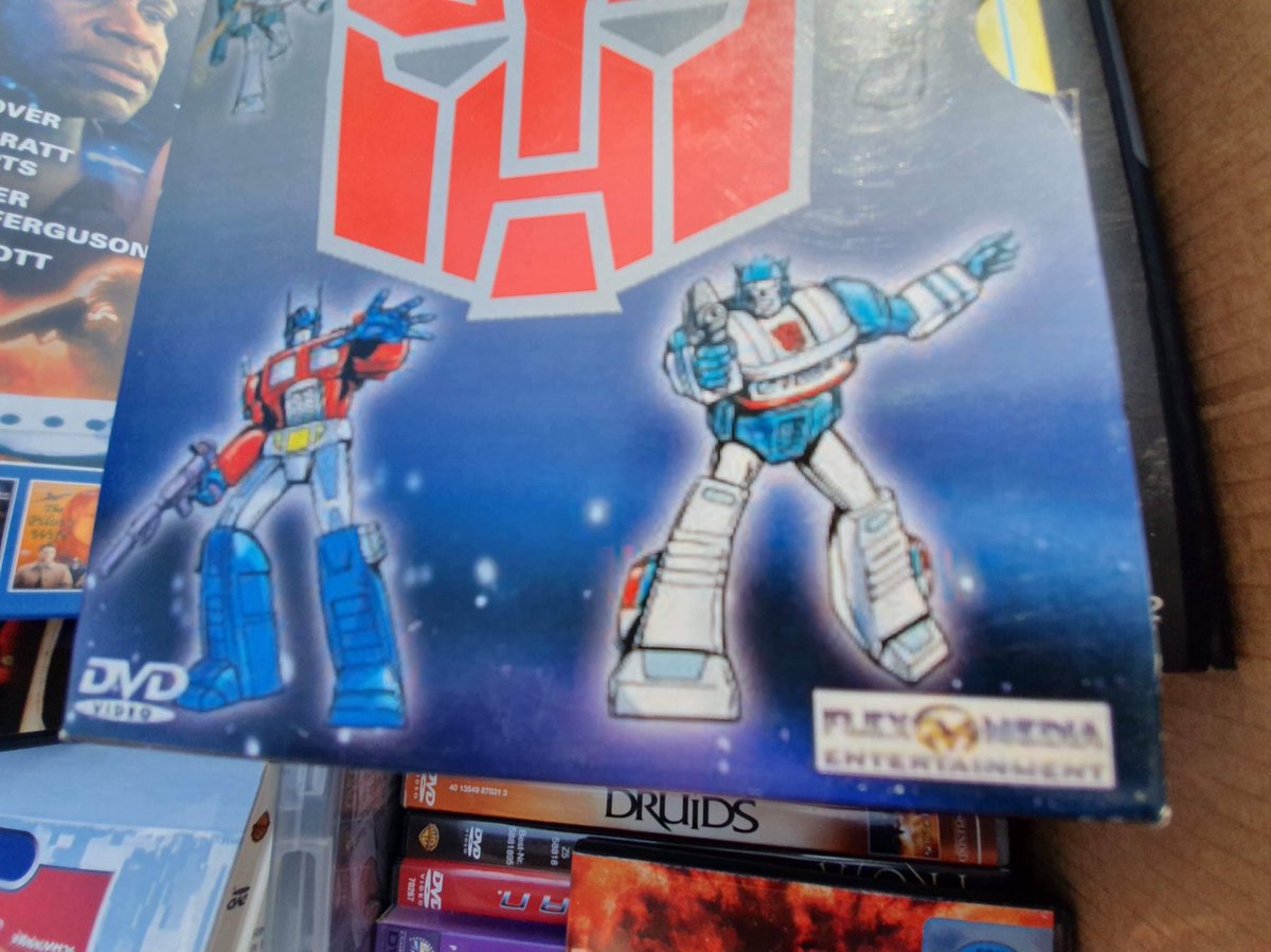 JoachimHesse's tweet photo. Nein, nicht das Foto ist unscharf, die Motive auf dieser DVD-Box zur #Transformers-Serie sind es. Schaut euch nur mal das Firmenlogo von #FlexMedia an. Überall sind Kompressionsartefakte zu sehen. Warum bringt man so einen Murks in den Handel? 🤢 #Flohmarkt https://t.co/GAYMtSDJn7