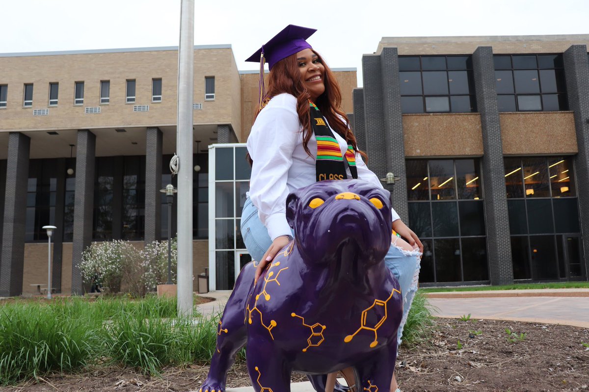 Kashmachine_'s tweet photo. Today’s the day that I graduate from Western Illinois University with my B.S. in Biology emphasizing Medical Science. #STEMGrads 🎓 https://t.co/zudToGAWev