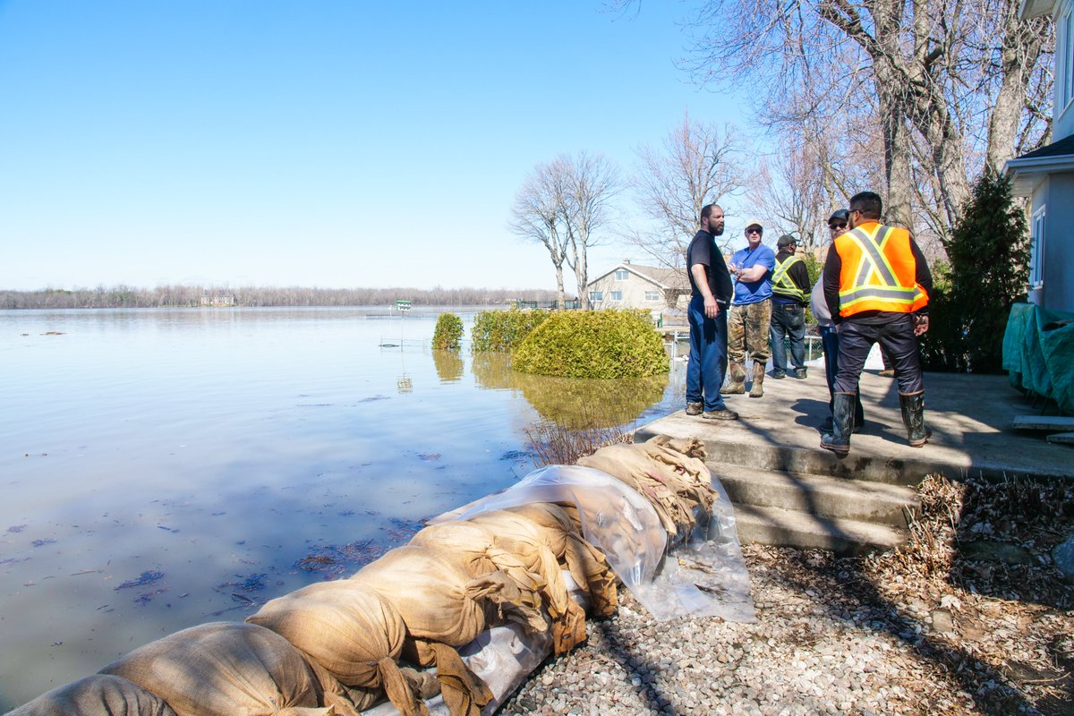 MTL_Ville's tweet photo. #inondations2019 | La sécurité civile vous rappelle que la menace d’inondation est toujours présente. Ainsi, il est prématuré d'enlever les sacs de sable et de débuter le nettoyage. Dès que le niveau des eaux le permettra, les consignes afférentes seront diffusées. https://t.co/71J6wsZqzk