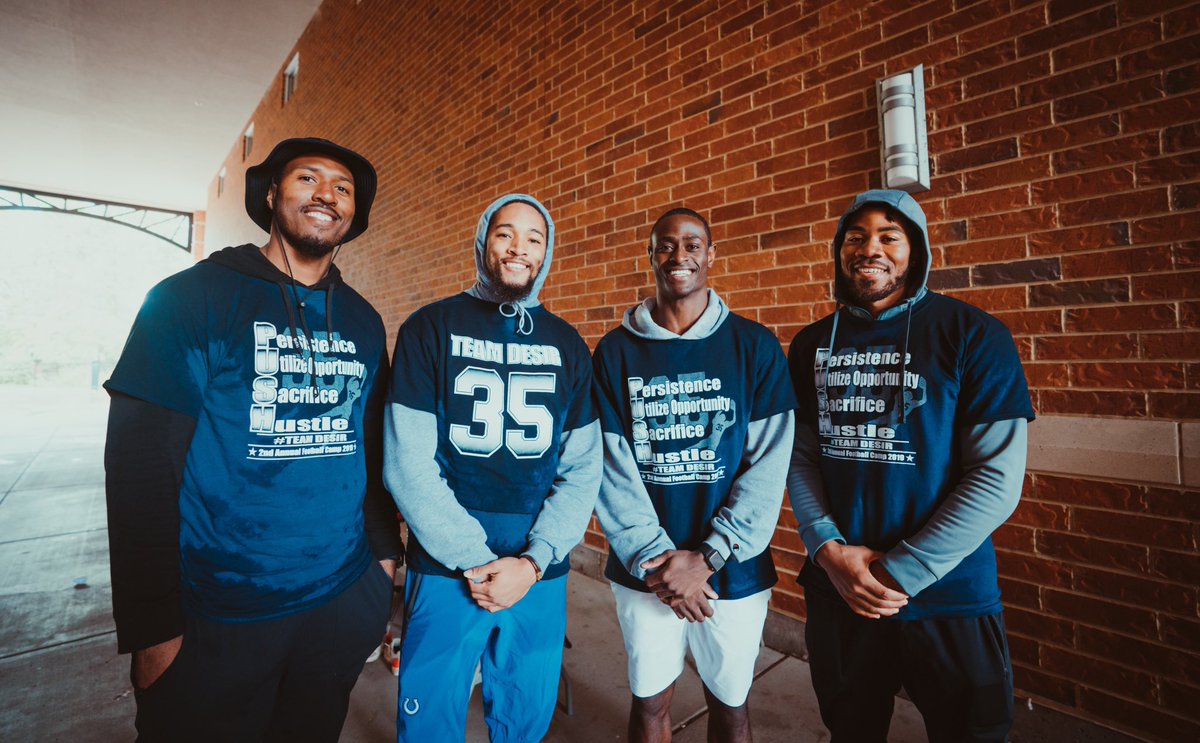 🗣Big Shoutout to all the parents, campers, volunteers, my guest @jaycar_32 @dbassjr @mike_jordan41 , and the whole lindenwood football staff, for making this year camp the best one yet❗️#blessed #teamdesir #2ndannual #free #kids #camp #push

📸@squarejuan