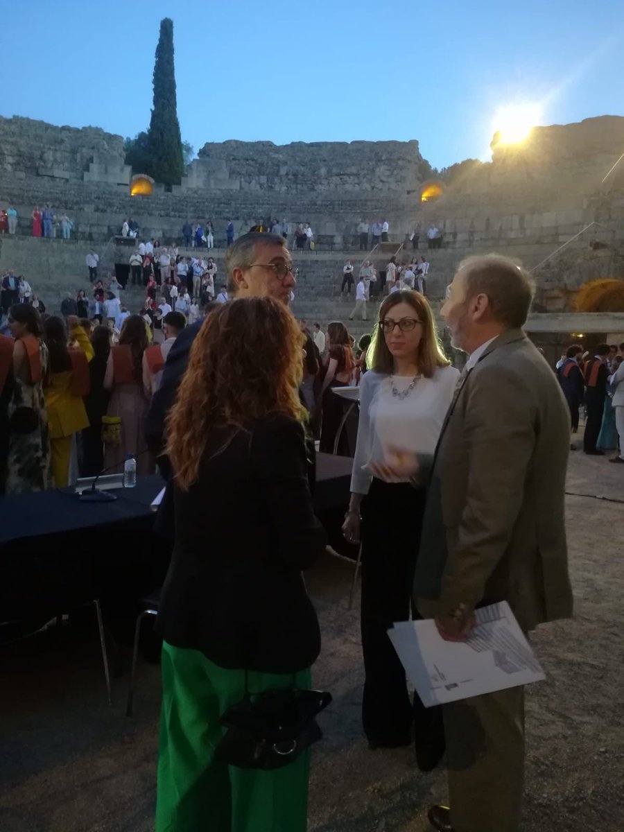 msandrapacheco's tweet image. Hoy hemos acompañado a los alumnos de #cume_uex en su acto de graduación e imposición de becas. ¡El potencial académico de esta tierra es infinito!