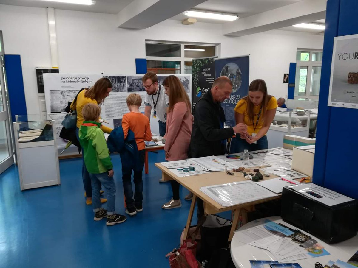 geologija_ntf's tweet photo. Nekaj današnjih utrinkov s kotička Oddelka za geologijo in Geološki zavod Slovenije na 47. Minfos, Mednarodni dnevi mineralov, fosilov in okolja.
Vsi zamudniki nas lahko obiščete še jutri.
Se vidimo v Tržiču!
#geologija #geologijajezakon #minfos https://t.co/qDh9rUv74y
