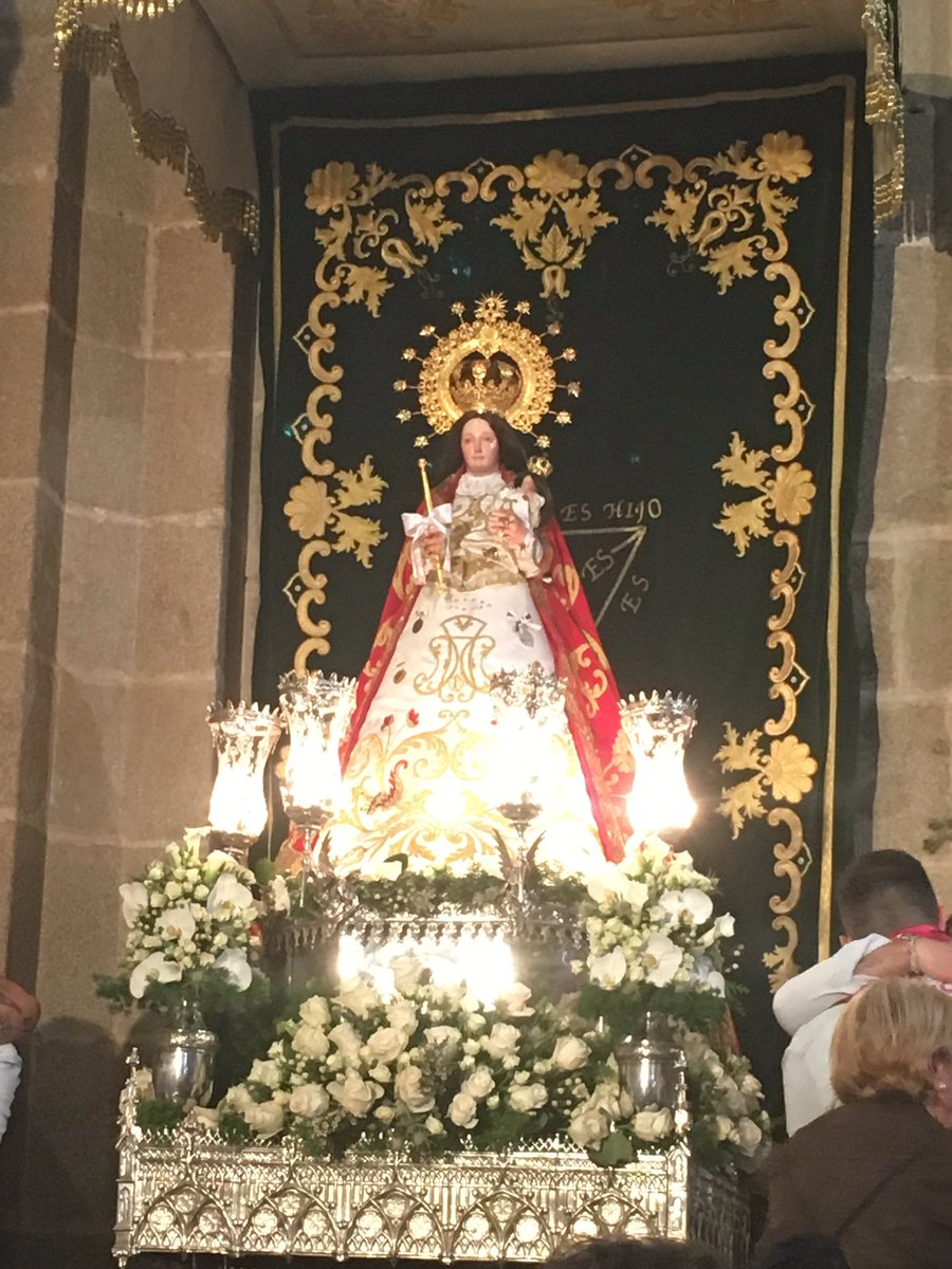 La Virgen de las Vacas en el último día de su novena, preparada para mañana con el manto de color rojo <a href="/VirgenVacas/">Virgen de las Vacas</a>