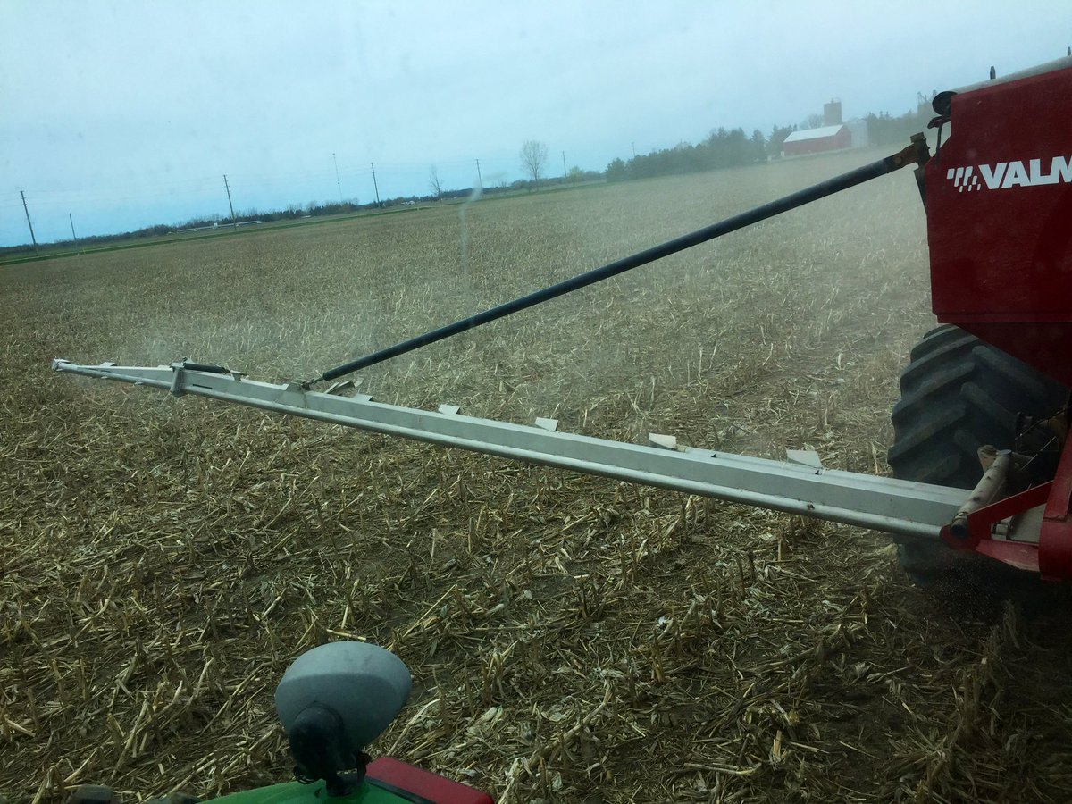 Dungannon_Dan's tweet photo. @cropwiz 10/4 on that. I’ll likely do the same next week if #plant19 doesn’t resume.
I’m spreading a bit fert this afternoon. #fromthefeild https://t.co/4waDap0qMU