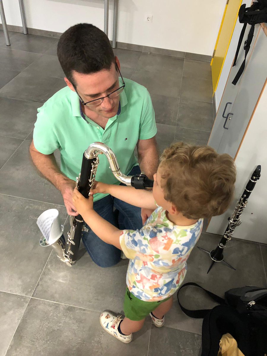 TorresCCGandia's tweet photo. Com pot estar un pare, al vore al seu fill interesar-se pel seu mode de vida. Els anys faràn la resta #desvanit #pare #fill #música #clarinet #baix https://t.co/WnWXLEnNQk