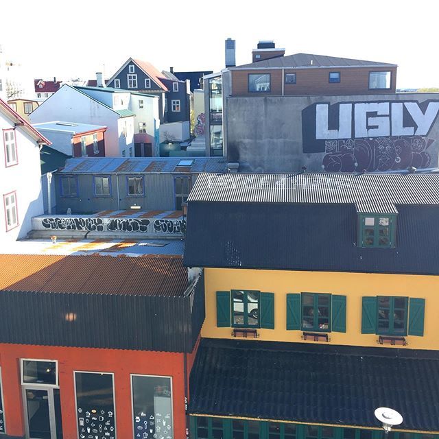 Hello Reykjavík ! Tu me déboussoles déjà avec ce soleil qui n’est pas prêt de se coucher. Vivement demain que je me perde dans tes rues aux murs colorés et toits en tôle ondulée. 💛 bit.ly/2vTx5Ee