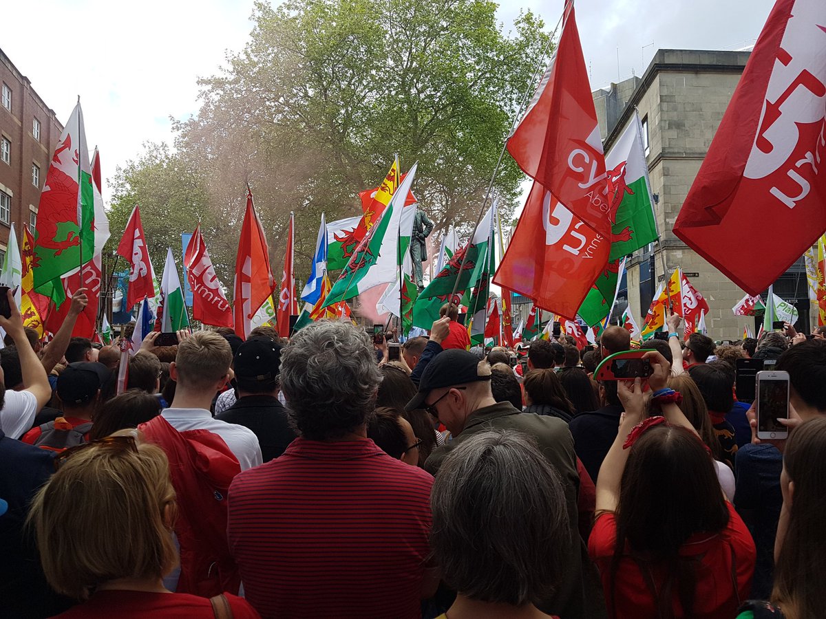 YesAbertyleri's tweet photo. Didn't get many photos, but what a fantastic turn out for the first @AUOBCymru march. Here's to the next one! #Annibyniaeth #indyWales #AUOBCymru https://t.co/xBKEmaELDO