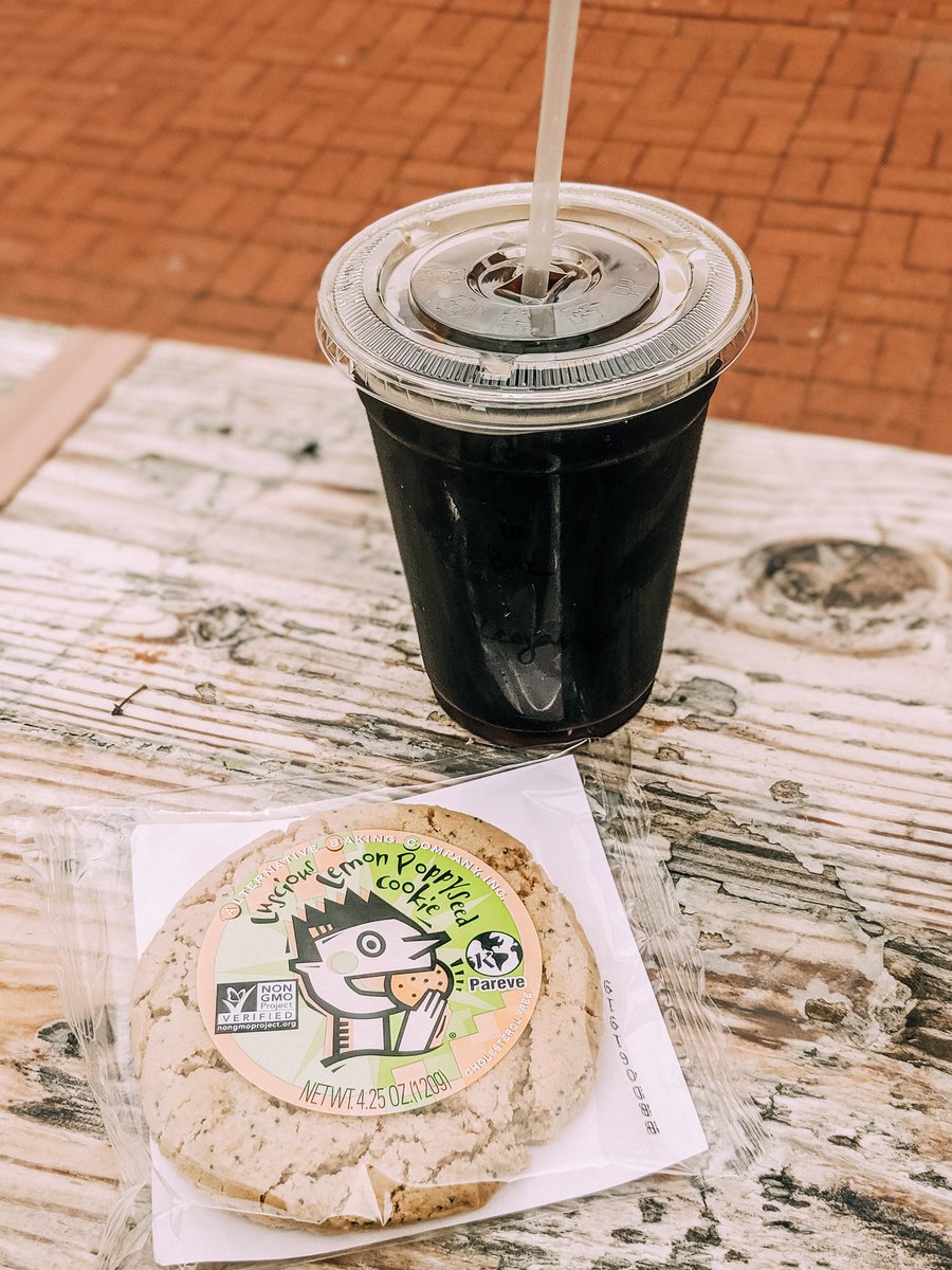 ragenpager's tweet photo. House of Coffi has a yummy (& my personal fave) Ethiopian blend making for a light and citrus iced coffee. Coffee 8/10. Vegan cookie (& options) 12/10. #coffeeshophop #roastin&ragen https://t.co/ajwmB3giSS