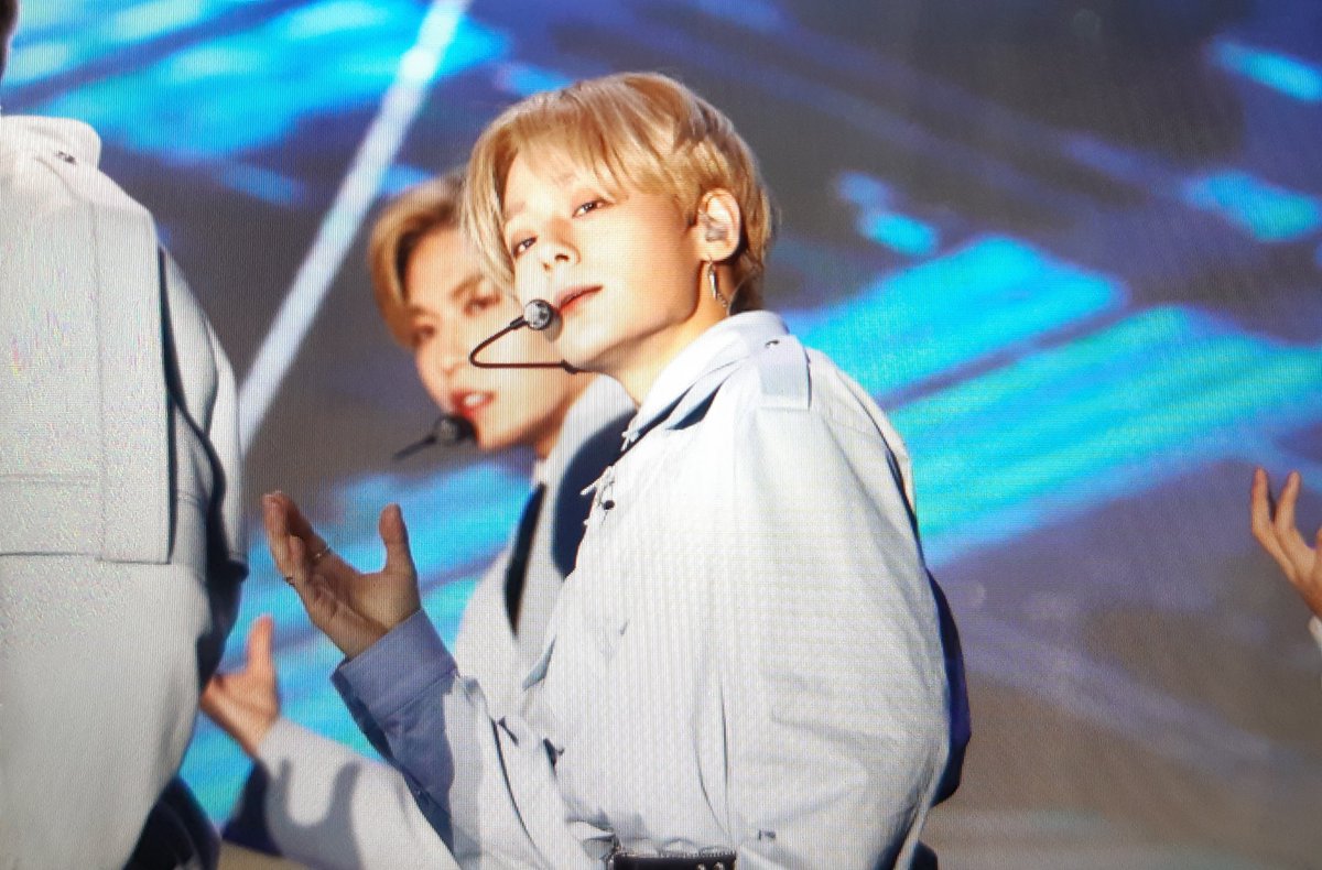 980826_2's tweet photo. 190511 원어스 양산 웅상 회야제 프리뷰

3개월만에 환웅이를 만났다!!

#원어스 #ONEUS #여환웅 #환웅 https://t.co/QVeVhzmAV9