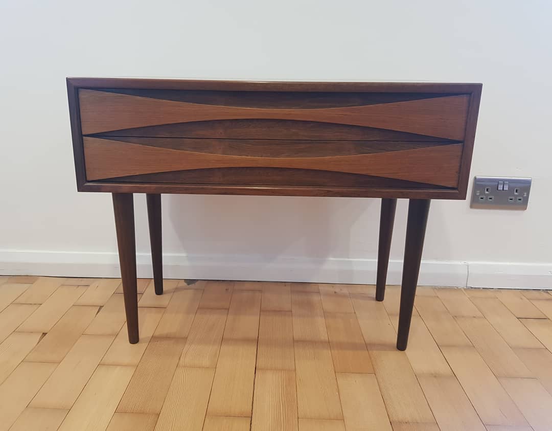 NickWatersArt's tweet photo. New to the website, an elegant Arne Vodder rosewood nightstand for N.C. Mobler.
https://t.co/6TUbyNzOmL #moderndesign #midcenturymodern #arnevodder #danishdesign https://t.co/I9TgslXcio