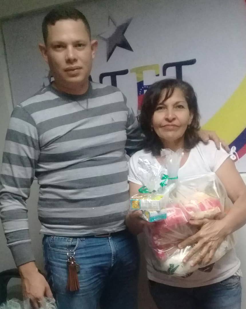 SATEToficial's tweet photo. En el marco del día de las madres a celebrarse el próximo #12deMayo el Intendente estadal Tributario Cap. Leonardo Flores y gracias a la Primera Combatiente @ajacquep entregó obsequios a las madres del Satet @gobtrujillo
@RangelSilva4F https://t.co/g4Rj5hAOz3
