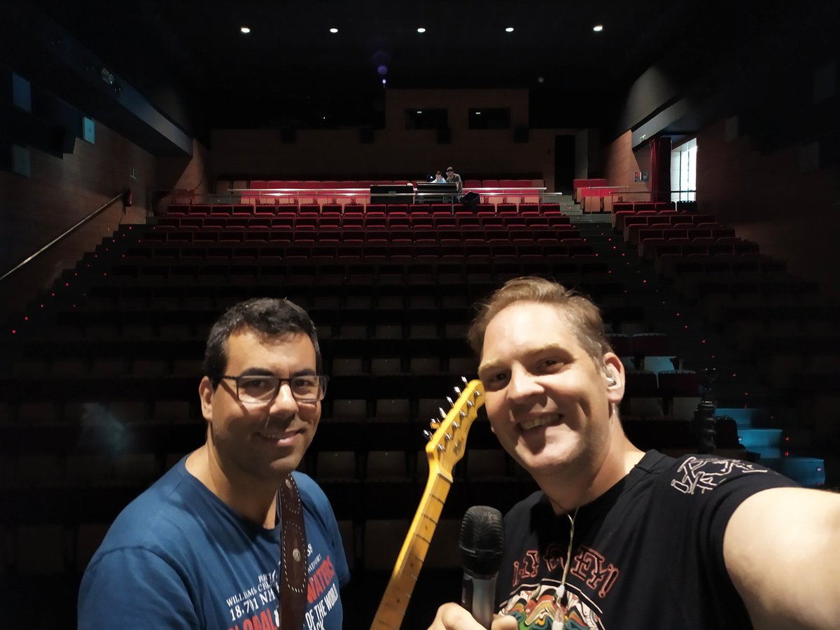 Después del conciertazo de anoche en Santander,    ya estamos en Caparroso (Navarra) a las 20:30h a darlo todo de nuevo,  vamos!!!