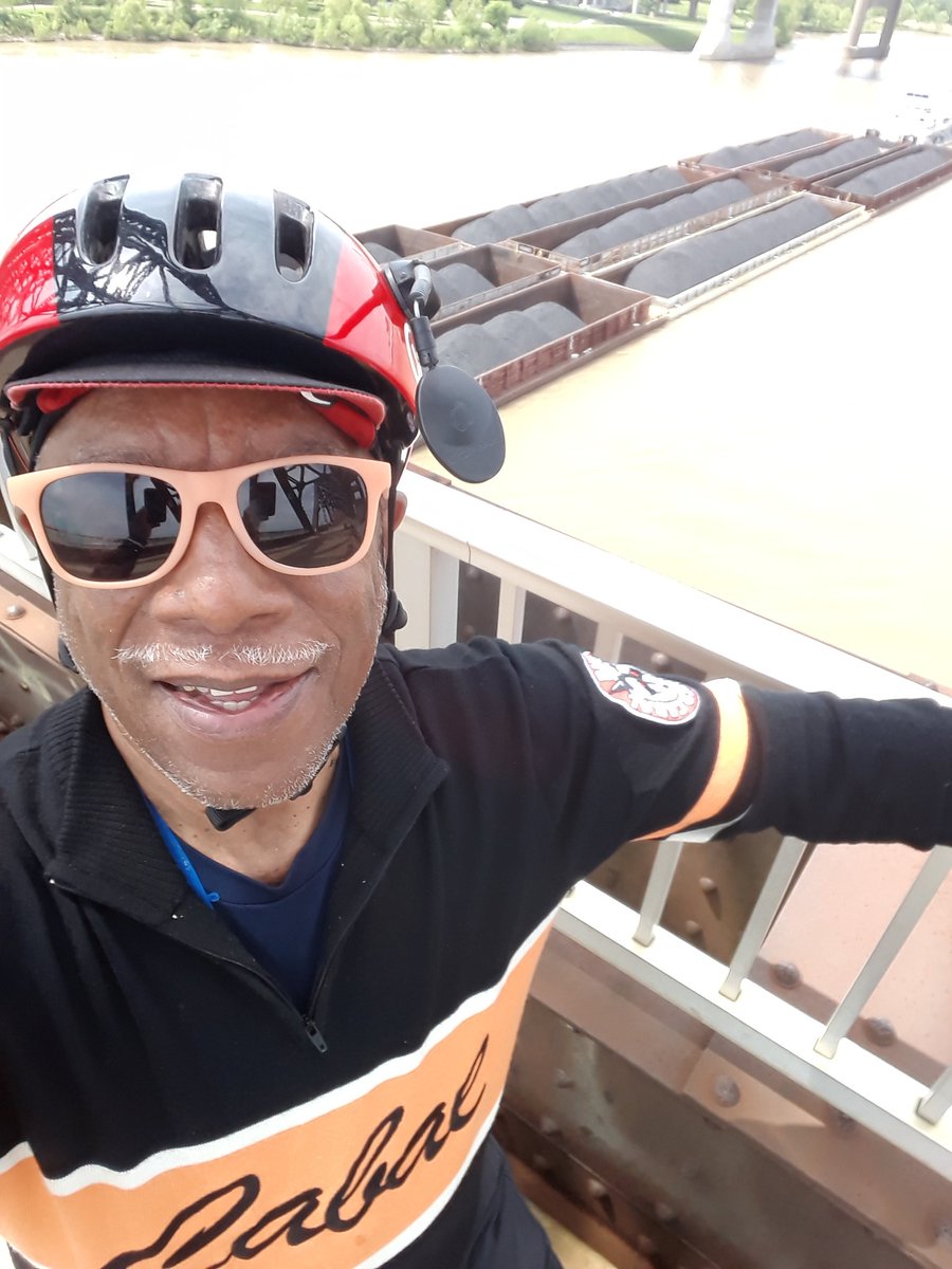 jimsba51's tweet photo. Day 11 #bikeeverywhere #BikeMonth #NationalBikeMonth #NationalBikeChallenge #bikecommutercabal #big4bridge #ohioriver #barge #bike https://t.co/HOhxnRMauB