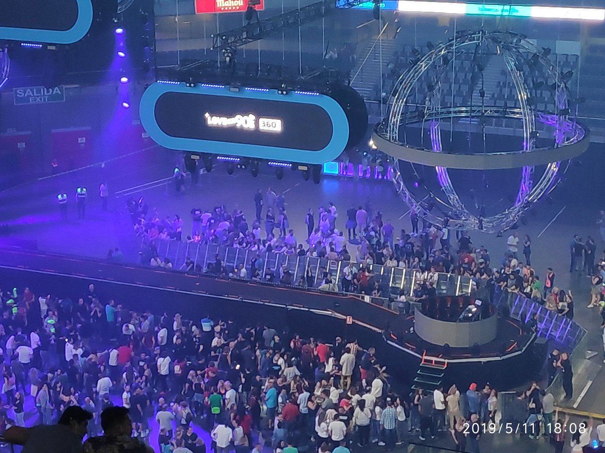 DavidCouselo's tweet image. #lovethe90s  con ganas de marcha. Todo a punto @mcelesgg