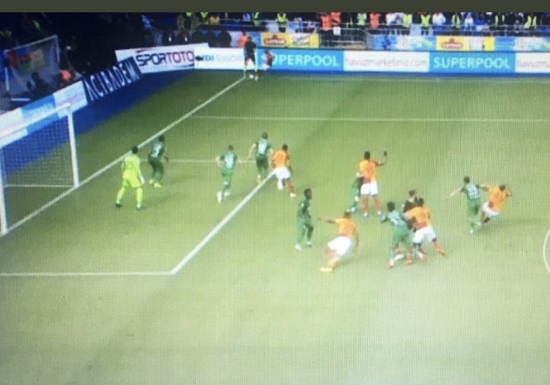 fatihdogan_38's tweet photo. 📌Emre’ye büyük geçmiş olsun. Rakip topa vururken ayak sokarak kendini feda etmiş. Büyük talihsizlik. 
📌Samidou’ya kırmızı kart verilmesi yanlış. Rize 10 kişi!
📌1.penaltıda top kornerden oyuna girmemiş(foto)
📌2.penaltı çok zorlama, verilmez.
📌Al YILDIRIM’ı Vur Serkan ÇINAR’a! https://t.co/IgA9cqapYG