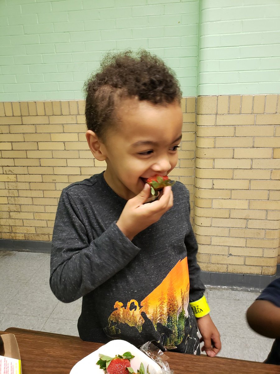 urbanschoolfood's tweet photo. ICYMI: #UrbanSchoolFoodAlliance fifth annual #FreshAttitudeWeek celebrations help raise awareness about the consumption of fresh fruits and vegetables in schools across the country! Check out some of the top headlines, #recipes &amp; photo highlights: https://t.co/sE6N6mhabU https://t.co/6XfQukVxfe
