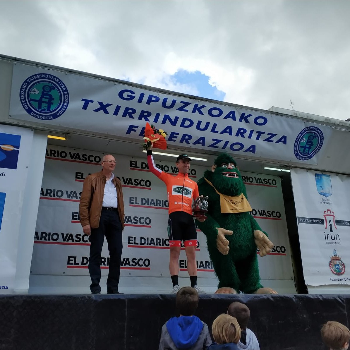 BaqueTeam's tweet photo. Finaliza la @BidasoaItzulia con la general de metas volantes para @OIbarguren y un 13° en la general para @CastanoAnder.
La actividad no cesa y mañana tendremos otra prueba del Torneo Euskaldun.

#41UrteTxirrindulariakOsatzen https://t.co/Z2ybEo86RI