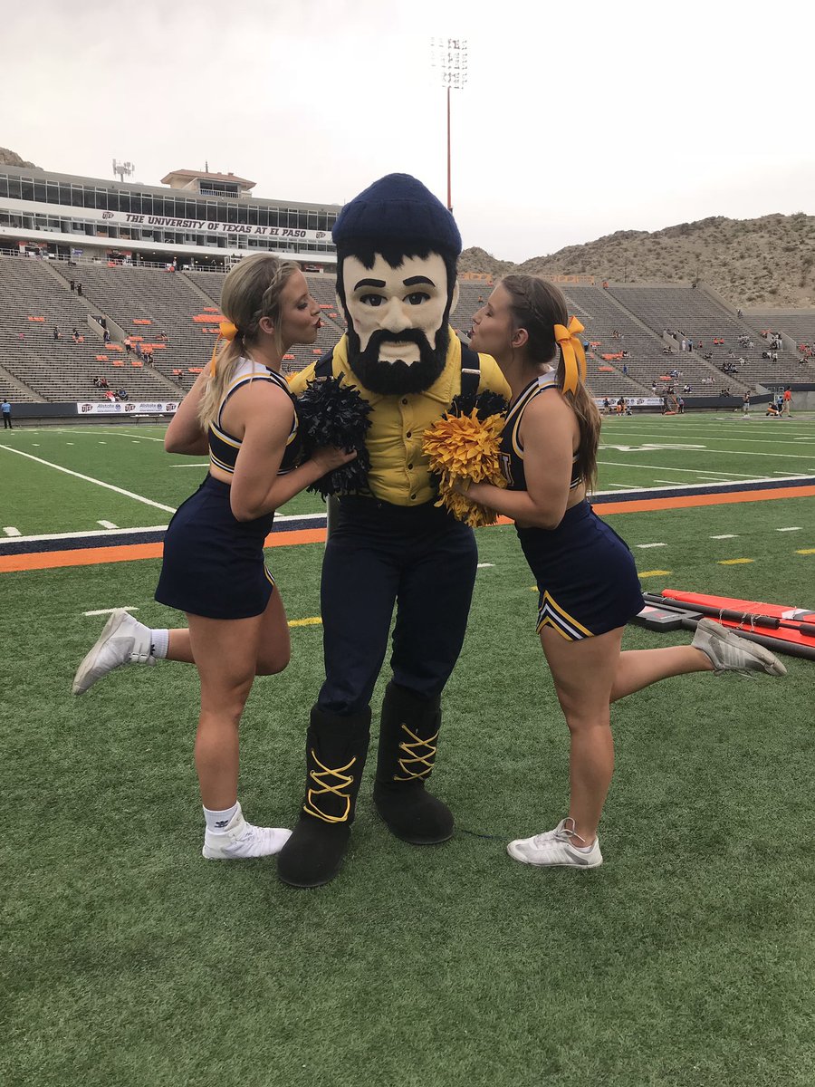 Congrats to our captains @kelseyxkuniej and @GabbyBurchett19 for graduating today! We love you! #NAUgrad #goJACKS #NAUcheer
