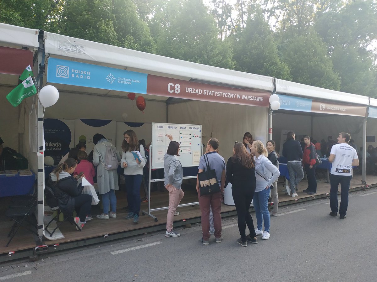 GUS_STAT's tweet photo. Trwa #PiknikNaukowy jesteśmy razem z @Warszawa_STAT i #PolskieRadio na Stadionie Narodowym. Przygotowaliśmy dla Was gry i zabawy. Tutaj poznacie #ciekawostkiGUS. Zapraszamy! Czekamy na Was do 20:00! https://t.co/34gqycMkFr
