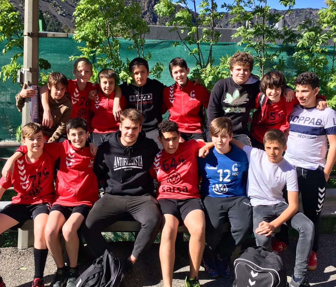 hstcugat's tweet photo. #CopaFed Infantil masculí
Serradells Andorra 18 - 19 Infantil negre
L'equip entrenat per Joan Galan aconsegueix la victòria en un partit molt igualat amb un final d'infart que ha acabat beneficiant als santcugatencs.
Bona feina i bon aniversari per l'entrenador!
#SantCugat #HSC https://t.co/lCD4Rh0nKd