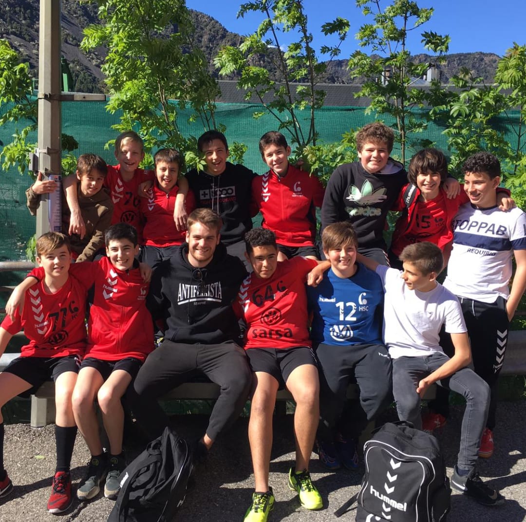 hstcugat's tweet photo. #CopaFed Infantil masculí
Serradells Andorra 18 - 19 Infantil negre
L'equip entrenat per Joan Galan aconsegueix la victòria en un partit molt igualat amb un final d'infart que ha acabat beneficiant als santcugatencs.
Bona feina i bon aniversari per l'entrenador!
#SantCugat #HSC https://t.co/lCD4Rh0nKd