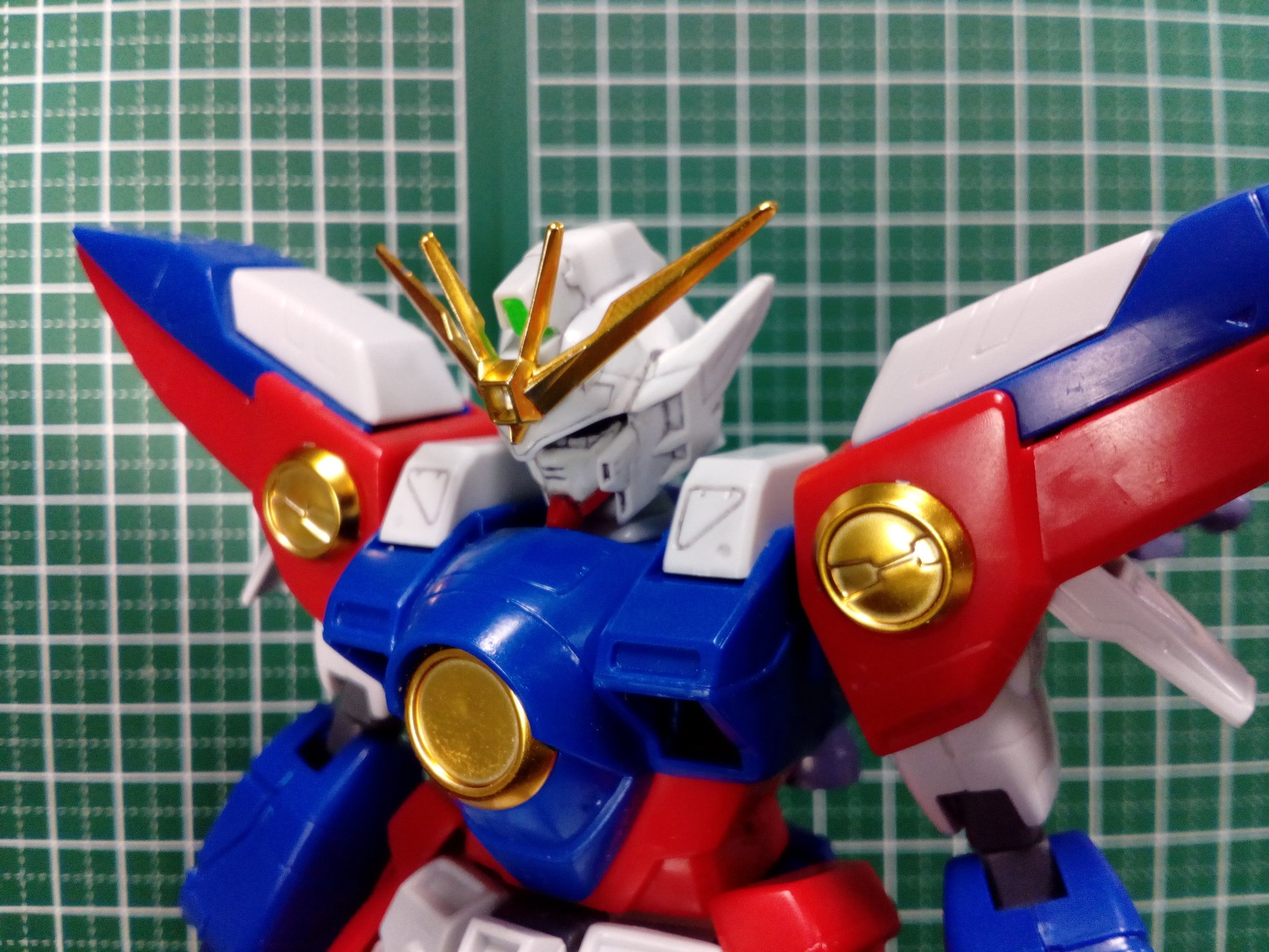 ちぇりのわ プラモラボ 今日の駐車場代 旧キット1 100ウイングガンダムゼロ 一体化してるマスクと頬あてを切り離して アゴ周りのラインを修正 庇と後頭部で前後4 5mm 頬あてと後頭部で3mm延長してみました アオリがお気に入り ガンプラ 旧キット