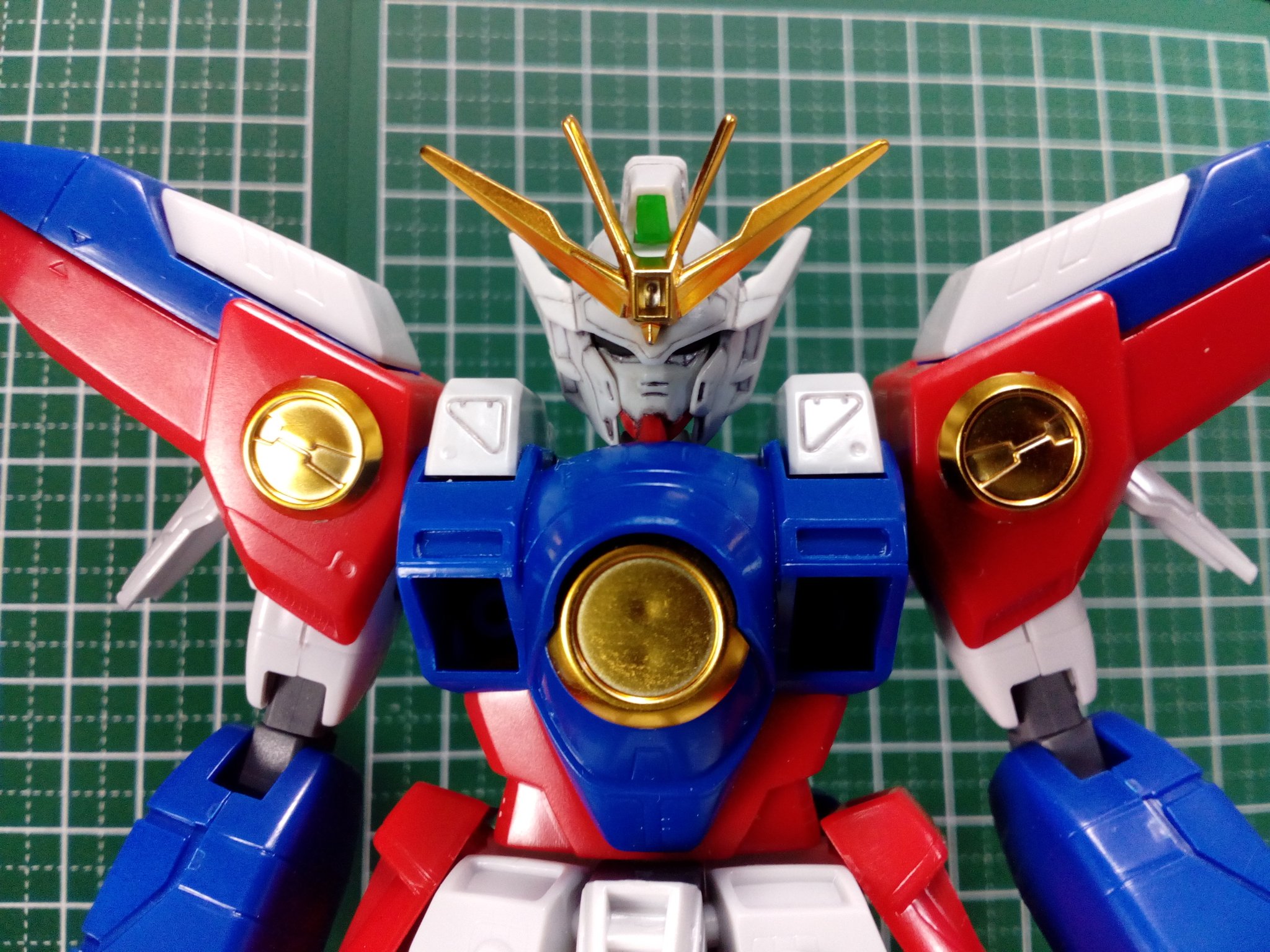 ちぇりのわ プラモラボ 今日の駐車場代 旧キット1 100ウイングガンダムゼロ 一体化してるマスクと頬あてを切り離して アゴ周りのラインを修正 庇と後頭部で前後4 5mm 頬あてと後頭部で3mm延長してみました アオリがお気に入り ガンプラ 旧キット