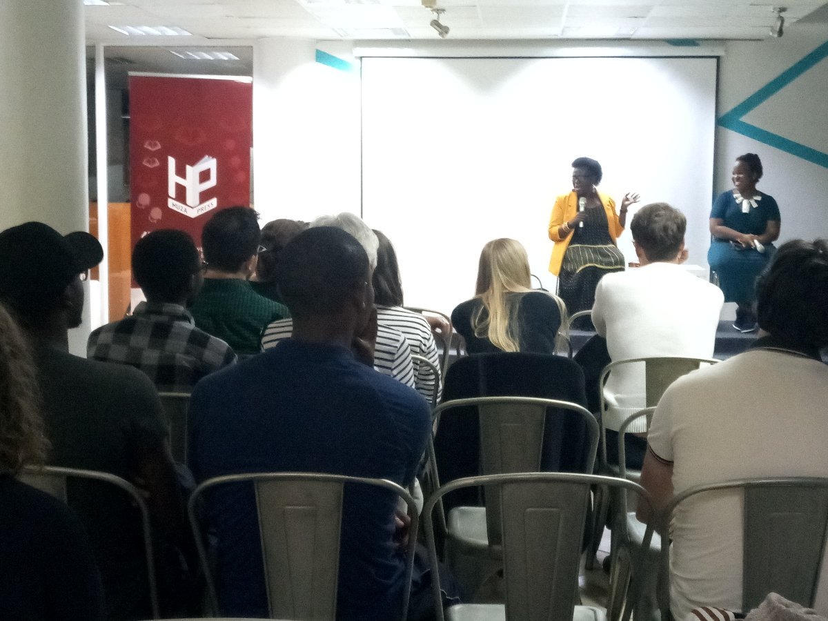 HuzaPress's tweet photo. @DonnaTruly has started us off, and @louiseumutoni, founder and director of Huza Press has given her welcome speech. But you can still come join us at @KigaliLibrary.
#KigaliLit #KigaliNights #ongoingevent #JenniferNansubugaMakumbi #my250 #Kintu https://t.co/XEZvhiBKY7