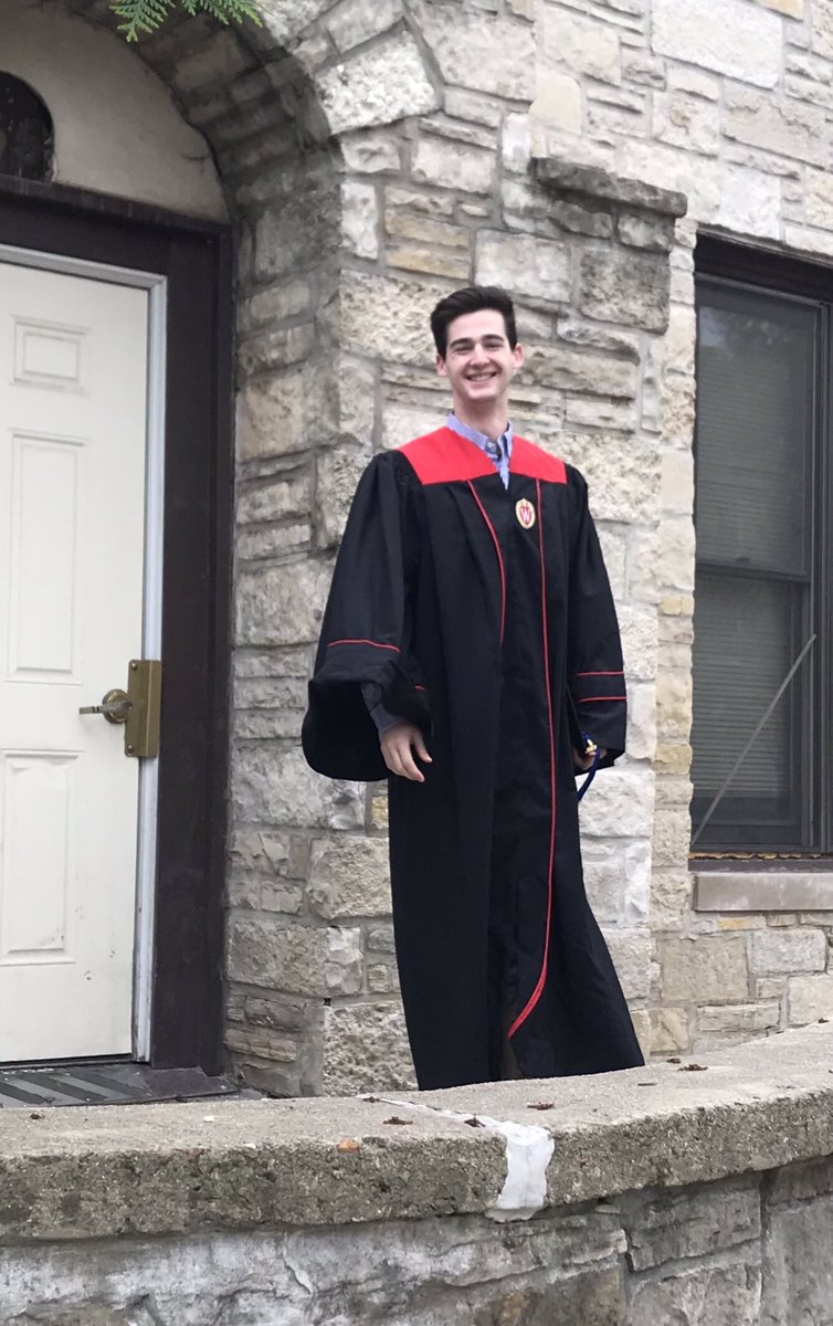 teasox's tweet photo. #UWGrad https://t.co/SnIoEQyaGF