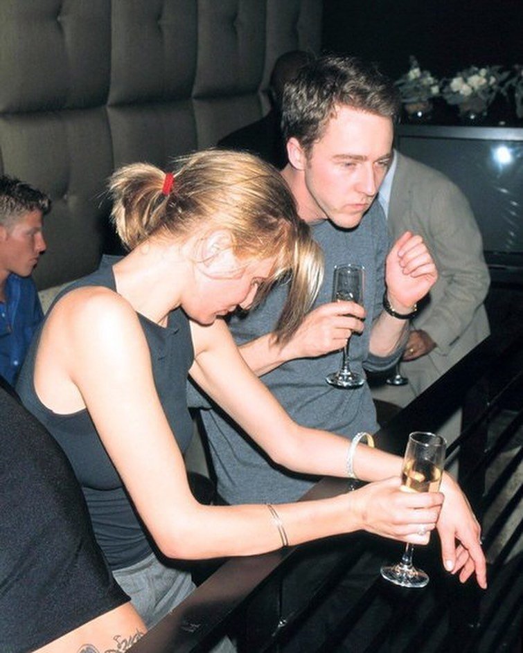 Retrocokes's tweet photo. Cameron Diaz and Edward Norton partying like no one's watching at the Tommy Hilfiger's Super Bowl party in Miami, 1999.
#camerondiaz #edwardnorton https://t.co/PXLQspdtm4