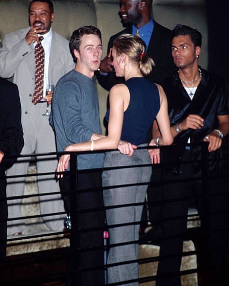 Retrocokes's tweet photo. Cameron Diaz and Edward Norton partying like no one's watching at the Tommy Hilfiger's Super Bowl party in Miami, 1999.
#camerondiaz #edwardnorton https://t.co/PXLQspdtm4