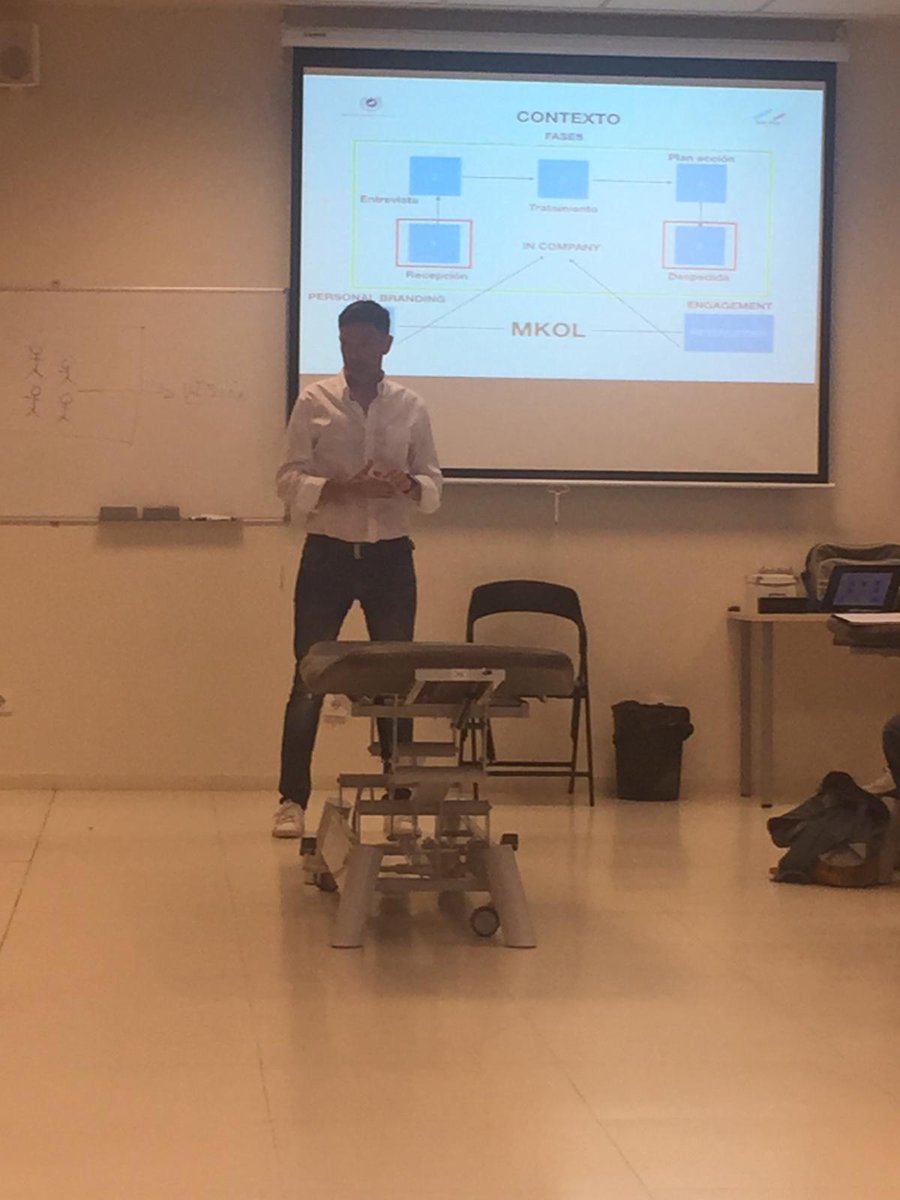 Juan Díaz hablando estos momentos sobre herramientas de liderazgo y coaching para mejorar la comunicación con pacientes e incrementar la adherencia terapéutica #motorcontrol