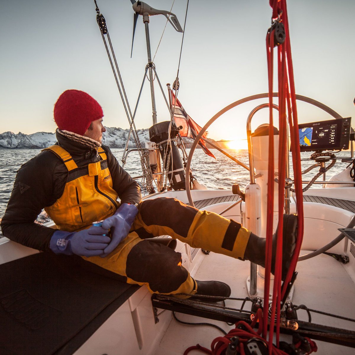 No matter where you sail, the Zeus³ will always adjust so that you have the best screen visibility. You can see it in direct sunlight even with sunglasses or after being covered in ice. Find out more: bit.ly/2JEdHVA.