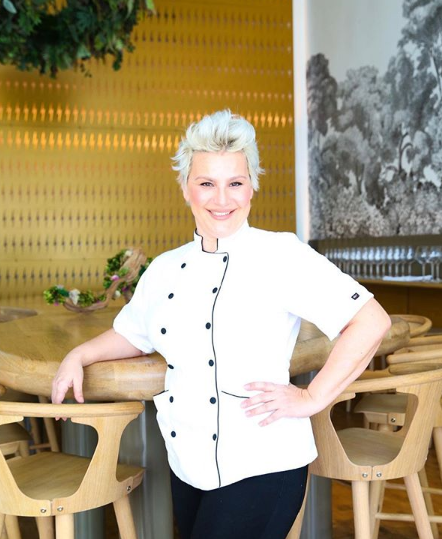 ChefUniformsCU's tweet photo. A fantastic chef deserves a fantastic chef coat. We ❤️ Chef Barbara's look in #chefuniforms!
📸: @kitchen90210 
#chefvibes #saturdayfeeling #italianchef https://t.co/6eYP83uiZd
