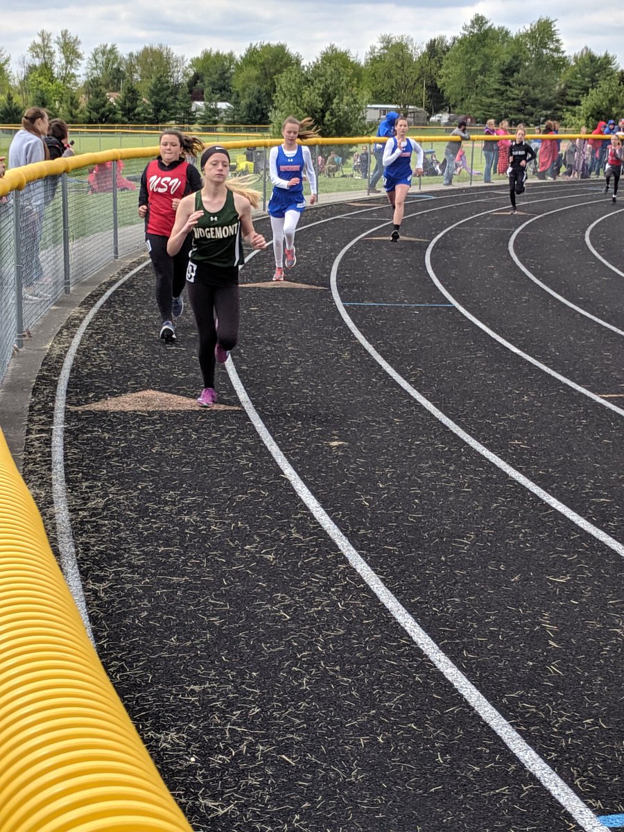 Brenna Dyer running the 800.