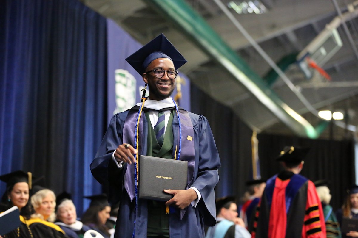 DrewUniversity's tweet photo. Crossing the stage. #Drew19 #DrewU https://t.co/rhzzYvjCsl