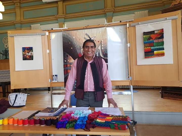 MaximoLaura's tweet image. 🇩🇰 🇸🇪 🇬🇧 🇵🇪 🇹🇩 Somos 5 países involucrados en este bello Taller textil organizado por Spirit of Peru. Muy agradecido con la vida  🙌 

#MaximoLaura #MaximoLauraWorkshop #Handmade #Handwoventapestry #TapestryArt #Sweden