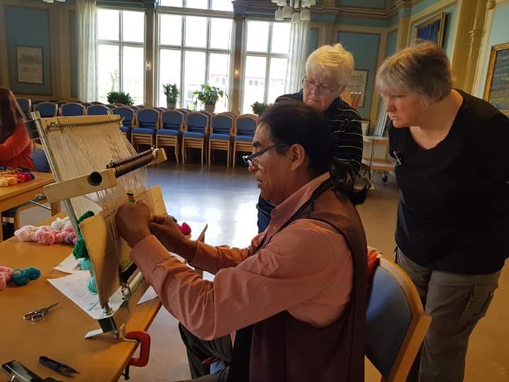 MaximoLaura's tweet image. 🇩🇰 🇸🇪 🇬🇧 🇵🇪 🇹🇩 Somos 5 países involucrados en este bello Taller textil organizado por Spirit of Peru. Muy agradecido con la vida  🙌 

#MaximoLaura #MaximoLauraWorkshop #Handmade #Handwoventapestry #TapestryArt #Sweden
